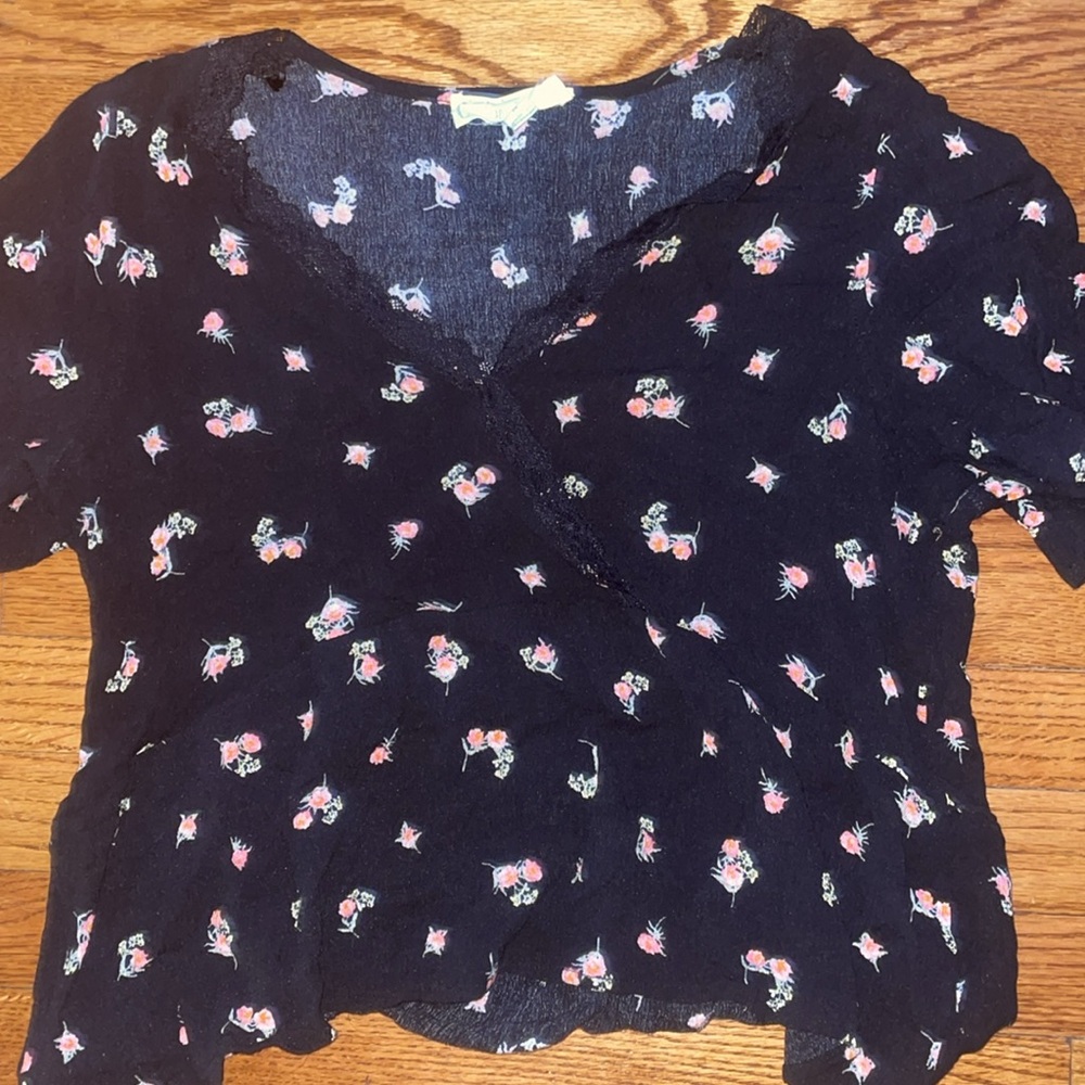 **3/$15** Cute floral, vneck top - Picture 2 of 5
